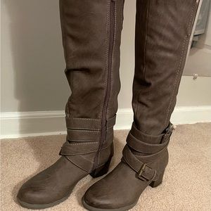 TALL BOOTS WITH BELT